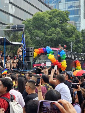Mexico City, Mexico - 29 Haziran 2024: CDMX 'teki LGBT + gurur yürüyüşü, cinsel ve cinsiyet çeşitliliğini, lezbiyen, eşcinsel, biseksüel, transseksüel eşcinsellerin eşit hakları için yapılan bir gösteridir.