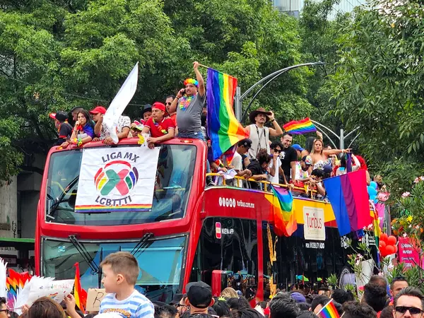 Mexico City, Mexico - 29 Haziran 2024: CDMX 'teki LGBT + gurur yürüyüşü, cinsel ve cinsiyet çeşitliliğini, lezbiyen, eşcinsel, biseksüel, transseksüel eşcinsellerin eşit hakları için yapılan bir gösteridir.