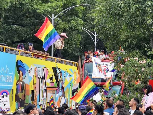Mexico City, Mexico - 29 Haziran 2024: CDMX 'teki LGBT + gurur yürüyüşü, cinsel ve cinsiyet çeşitliliğini, lezbiyen, eşcinsel, biseksüel, transseksüel eşcinsellerin eşit hakları için yapılan bir gösteridir.