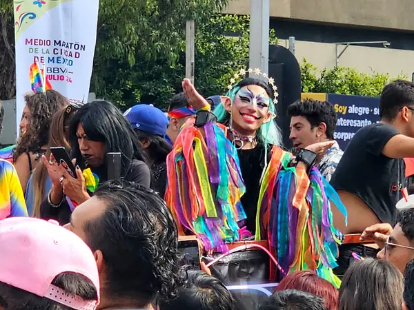 Mexico City, Mexico - 29 Haziran 2024: CDMX 'teki LGBT + gurur yürüyüşü, cinsel ve cinsiyet çeşitliliğini, lezbiyen, eşcinsel, biseksüel, transseksüel eşcinsellerin eşit hakları için yapılan bir gösteridir.