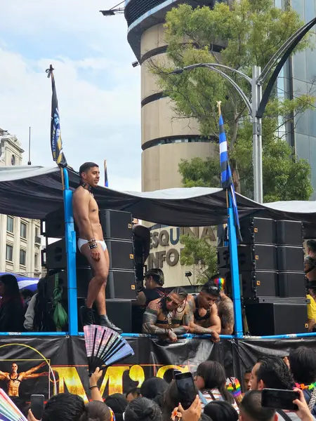 Mexico City, Mexico - 29 Haziran 2024: CDMX 'teki LGBT + gurur yürüyüşü, cinsel ve cinsiyet çeşitliliğini, lezbiyen, eşcinsel, biseksüel, transseksüel eşcinsellerin eşit hakları için yapılan bir gösteridir.