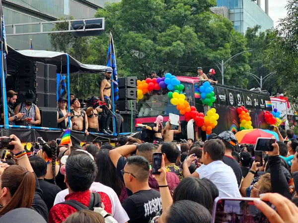 Mexico City, Mexico - 29 Haziran 2024: CDMX 'teki LGBT + gurur yürüyüşü, cinsel ve cinsiyet çeşitliliğini, lezbiyen, eşcinsel, biseksüel, transseksüel eşcinsellerin eşit hakları için yapılan bir gösteridir.