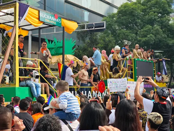 Mexico City, Mexico - 29 Haziran 2024: CDMX 'teki LGBT + gurur yürüyüşü, cinsel ve cinsiyet çeşitliliğini, lezbiyen, eşcinsel, biseksüel, transseksüel eşcinsellerin eşit hakları için yapılan bir gösteridir.