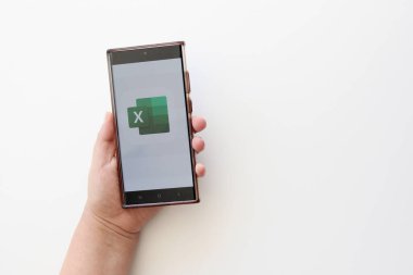 Mexico City, Mexico - 22 Şubat 2025: Excel, Microsoft 'un hesap tablolarını oluşturmanızı, görmenizi, düzenlemenizi ve paylaşmanızı sağlayan mobil uygulamadır. Hesaplamalar yap ve herhangi bir mobil aygıttan grafikler oluştur