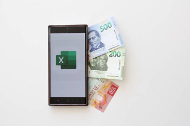 Mexico City, Mexico - 22 Şubat 2025: Excel, Microsoft 'un hesap tablolarını oluşturmanızı, görmenizi, düzenlemenizi ve paylaşmanızı sağlayan mobil uygulamadır. Hesaplamalar yap ve herhangi bir mobil aygıttan grafikler oluştur