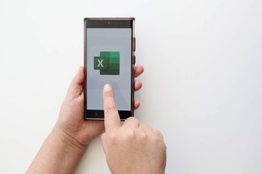 Mexico City, Mexico - 22 Şubat 2025: Excel, Microsoft 'un hesap tablolarını oluşturmanızı, görmenizi, düzenlemenizi ve paylaşmanızı sağlayan mobil uygulamadır. Hesaplamalar yap ve herhangi bir mobil aygıttan grafikler oluştur