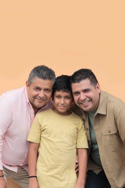 Koyu tenli Latin bir büyükbaba, baba ve oğulun üç nesli Babalar Günü 'nü kutlamak için sevgilerini gösterip birlikte vakit geçirdiler.