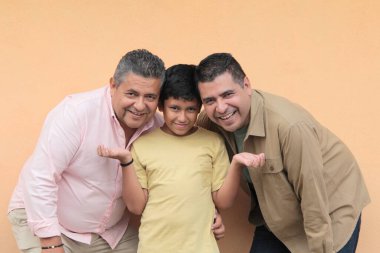 Koyu tenli Latin bir büyükbaba, baba ve oğulun üç nesli Babalar Günü 'nü kutlamak için sevgilerini gösterip birlikte vakit geçirdiler.