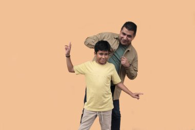 Boşanmış bekar bir baba 10 yaşındaki esmer tenli Latin oğluyla oynar ve Babalar Günü 'nü kutlamak için birlikte vakit geçirir.