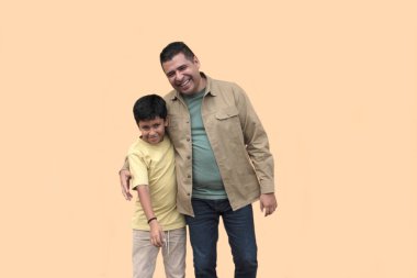 Boşanmış bekar bir baba 10 yaşındaki esmer tenli Latin oğluyla oynar ve Babalar Günü 'nü kutlamak için birlikte vakit geçirir.