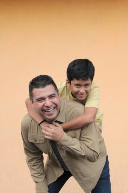 Boşanmış bekar bir baba 10 yaşındaki esmer tenli Latin oğluyla oynar ve Babalar Günü 'nü kutlamak için birlikte vakit geçirir.