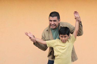 Boşanmış bekar bir baba 10 yaşındaki esmer tenli Latin oğluyla oynar ve Babalar Günü 'nü kutlamak için birlikte vakit geçirir.