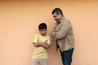 Boşanmış bekar bir baba 10 yaşındaki esmer tenli Latin oğluyla oynar ve Babalar Günü 'nü kutlamak için birlikte vakit geçirir.