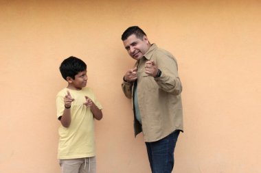 Boşanmış bekar bir baba 10 yaşındaki esmer tenli Latin oğluyla oynar ve Babalar Günü 'nü kutlamak için birlikte vakit geçirir.