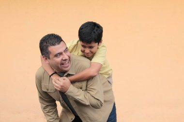 Boşanmış bekar bir baba 10 yaşındaki esmer tenli Latin oğluyla oynar ve Babalar Günü 'nü kutlamak için birlikte vakit geçirir.