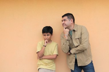 Boşanmış bekar bir baba 10 yaşındaki esmer tenli Latin oğluyla oynar ve Babalar Günü 'nü kutlamak için birlikte vakit geçirir.