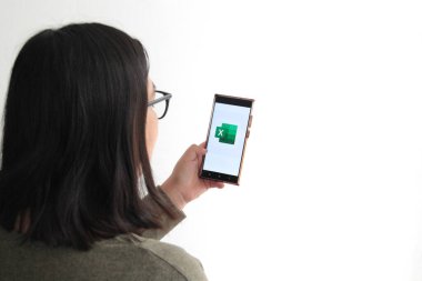 Mexico City, Mexico - 22 Şubat 2025: Excel, Microsoft 'un hesap tablolarını oluşturmanızı, görmenizi, düzenlemenizi ve paylaşmanızı sağlayan mobil uygulamadır. Hesaplamalar yap ve herhangi bir mobil aygıttan grafikler oluştur