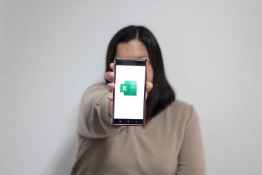 Mexico City, Mexico - 22 Şubat 2025: Excel, Microsoft 'un hesap tablolarını oluşturmanızı, görmenizi, düzenlemenizi ve paylaşmanızı sağlayan mobil uygulamadır. Hesaplamalar yap ve herhangi bir mobil aygıttan grafikler oluştur