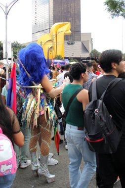 Mexico City, Mexico - 29 Haziran 2024: Onur Yürüyüşü, CDMX caddelerinde LGBTİ topluluğunun, lezbiyen, eşcinsel, biseksüel, trans ve interseksüel üyelerinin bir festival gösterisidir.