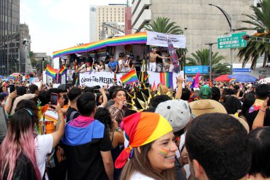 Mexico City, Mexico - 29 Haziran 2024: Onur Yürüyüşü, CDMX caddelerinde LGBTİ topluluğunun, lezbiyen, eşcinsel, biseksüel, trans ve interseksüel üyelerinin bir festival gösterisidir.