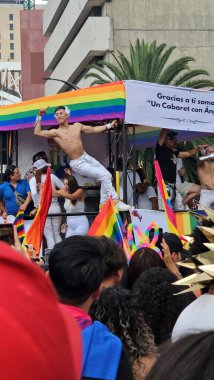 Mexico City, Mexico - 29 Haziran 2024: Onur Yürüyüşü, CDMX caddelerinde LGBTİ topluluğunun, lezbiyen, eşcinsel, biseksüel, trans ve interseksüel üyelerinin bir festival gösterisidir.