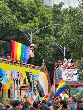 Mexico City, Mexico - 29 Haziran 2024: Onur Yürüyüşü, CDMX caddelerinde LGBTİ topluluğunun, lezbiyen, eşcinsel, biseksüel, trans ve interseksüel üyelerinin bir festival gösterisidir.