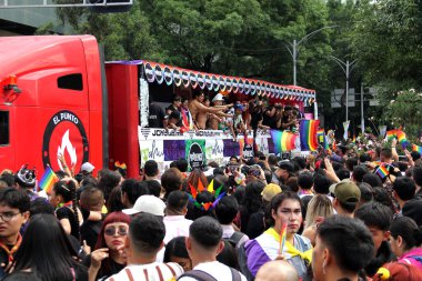 Mexico City, Mexico - 29 Haziran 2024: Onur Yürüyüşü, CDMX caddelerinde LGBTİ topluluğunun, lezbiyen, eşcinsel, biseksüel, trans ve interseksüel üyelerinin bir festival gösterisidir.