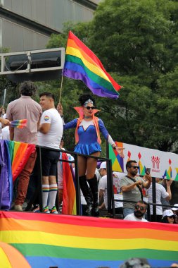 Mexico City, Mexico - 29 Haziran 2024: Onur Yürüyüşü, CDMX caddelerinde LGBTİ topluluğunun, lezbiyen, eşcinsel, biseksüel, trans ve interseksüel üyelerinin bir festival gösterisidir.