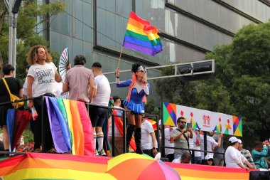 Mexico City, Mexico - 29 Haziran 2024: Onur Yürüyüşü, CDMX caddelerinde LGBTİ topluluğunun, lezbiyen, eşcinsel, biseksüel, trans ve interseksüel üyelerinin bir festival gösterisidir.