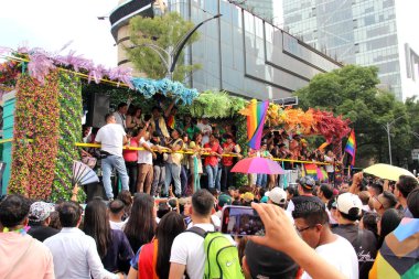 Mexico City, Mexico - 29 Haziran 2024: Onur Yürüyüşü, CDMX caddelerinde LGBTİ topluluğunun, lezbiyen, eşcinsel, biseksüel, trans ve interseksüel üyelerinin bir festival gösterisidir.