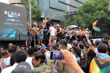 Mexico City, Mexico - 29 Haziran 2024: Onur Yürüyüşü, CDMX caddelerinde LGBTİ topluluğunun, lezbiyen, eşcinsel, biseksüel, trans ve interseksüel üyelerinin bir festival gösterisidir.