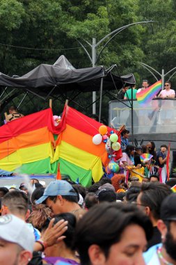 Mexico City, Mexico - 29 Haziran 2024: Onur Yürüyüşü, CDMX caddelerinde LGBTİ topluluğunun, lezbiyen, eşcinsel, biseksüel, trans ve interseksüel üyelerinin bir festival gösterisidir.