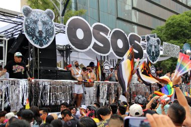 Mexico City, Mexico - 29 Haziran 2024: Onur Yürüyüşü, CDMX caddelerinde LGBTİ topluluğunun, lezbiyen, eşcinsel, biseksüel, trans ve interseksüel üyelerinin bir festival gösterisidir.
