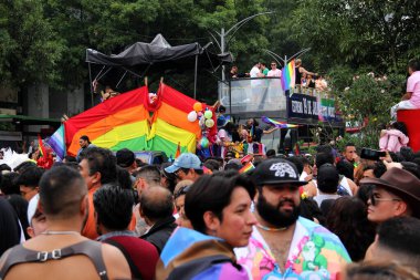 Mexico City, Mexico - 29 Haziran 2024: Onur Yürüyüşü, CDMX caddelerinde LGBTİ topluluğunun, lezbiyen, eşcinsel, biseksüel, trans ve interseksüel üyelerinin bir festival gösterisidir.