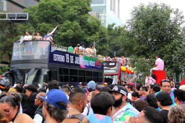 Mexico City, Mexico - 29 Haziran 2024: Onur Yürüyüşü, CDMX caddelerinde LGBTİ topluluğunun, lezbiyen, eşcinsel, biseksüel, trans ve interseksüel üyelerinin bir festival gösterisidir.