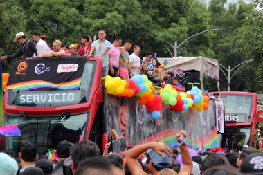 Mexico City, Mexico - 29 Haziran 2024: Onur Yürüyüşü, CDMX caddelerinde LGBTİ topluluğunun, lezbiyen, eşcinsel, biseksüel, trans ve interseksüel üyelerinin bir festival gösterisidir.