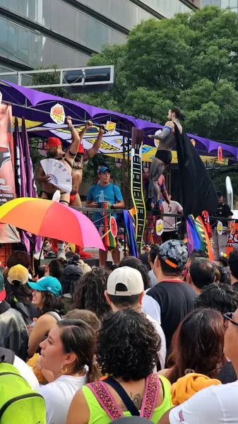 Mexico City, Mexico - 29 Haziran 2024: Onur Yürüyüşü, CDMX caddelerinde LGBTİ topluluğunun, lezbiyen, eşcinsel, biseksüel, trans ve interseksüel üyelerinin bir festival gösterisidir.