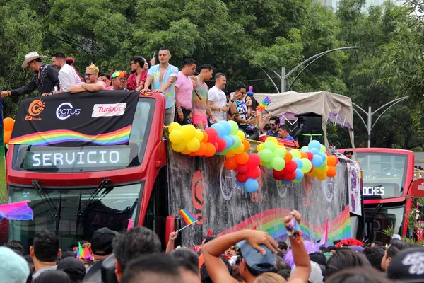 Mexico City, Mexico - 29 Haziran 2024: Onur Yürüyüşü, CDMX caddelerinde LGBTİ topluluğunun, lezbiyen, eşcinsel, biseksüel, trans ve interseksüel üyelerinin bir festival gösterisidir.