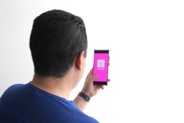 Mexico City, Mexico - 22 Şubat 2025: Liverpool Pocket Mağazası uygulaması ve web sitesi internet üzerinden alışveriş için bir mobil uygulamadır.