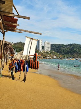 Acapulco, Guerrero, Meksika - 26 Mayıs 2025: Puerto Marques Bay, Acapulco, Guerrero 'nun Pasifik kıyısında, tüm aileye restoranlar ve su aktiviteleri sunar.