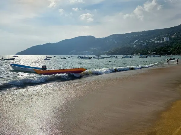 Acapulco, Guerrero, Meksika - 26 Mayıs 2025: Puerto Marques Bay, Acapulco, Guerrero 'nun Pasifik kıyısında, tüm aileye restoranlar ve su aktiviteleri sunar.