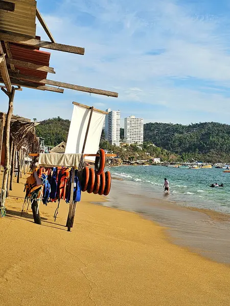 Acapulco, Guerrero, Meksika - 26 Mayıs 2025: Puerto Marques Bay, Acapulco, Guerrero 'nun Pasifik kıyısında, tüm aileye restoranlar ve su aktiviteleri sunar.