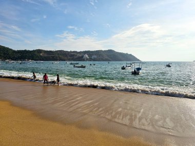 Acapulco, Guerrero, Meksika - 26 Mayıs 2025: Puerto Marques Bay, Acapulco, Guerrero 'nun Pasifik kıyısında, tüm aileye restoranlar ve su aktiviteleri sunar.