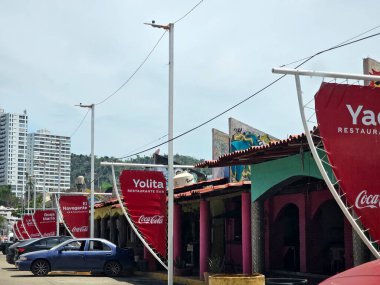 Acapulco, Guerrero, Meksika - 26 Mayıs 2025: Puerto Marques Bay, Acapulco, Guerrero 'nun Pasifik kıyısında, tüm aileye restoranlar ve su aktiviteleri sunar.