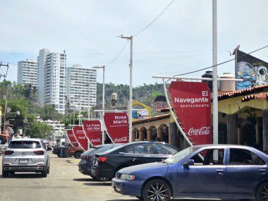 Acapulco, Guerrero, Meksika - 26 Mayıs 2025: Puerto Marques Bay, Acapulco, Guerrero 'nun Pasifik kıyısında, tüm aileye restoranlar ve su aktiviteleri sunar.