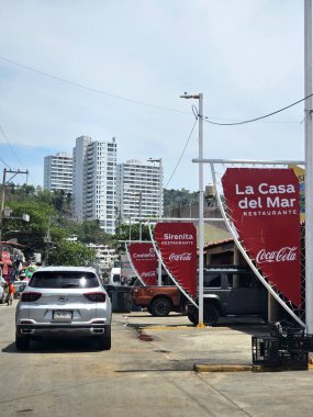 Acapulco, Guerrero, Meksika - 26 Mayıs 2025: Puerto Marques Bay, Acapulco, Guerrero 'nun Pasifik kıyısında, tüm aileye restoranlar ve su aktiviteleri sunar.