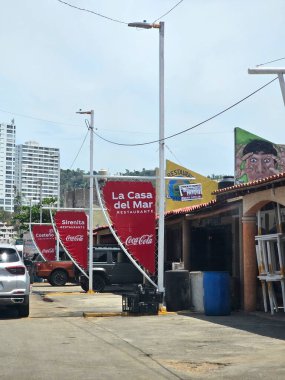 Acapulco, Guerrero, Meksika - 26 Mayıs 2025: Puerto Marques Bay, Acapulco, Guerrero 'nun Pasifik kıyısında, tüm aileye restoranlar ve su aktiviteleri sunar.