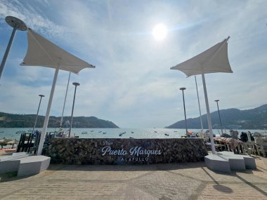Acapulco, Guerrero, Meksika - 26 Mayıs 2025: Puerto Marques Bay, Acapulco, Guerrero 'nun Pasifik kıyısında, tüm aileye restoranlar ve su aktiviteleri sunar.