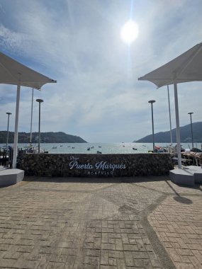 Acapulco, Guerrero, Meksika - 26 Mayıs 2025: Puerto Marques Bay, Acapulco, Guerrero 'nun Pasifik kıyısında, tüm aileye restoranlar ve su aktiviteleri sunar.