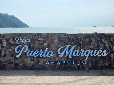 Acapulco, Guerrero, Meksika - 26 Mayıs 2025: Puerto Marques Bay, Acapulco, Guerrero 'nun Pasifik kıyısında, tüm aileye restoranlar ve su aktiviteleri sunar.